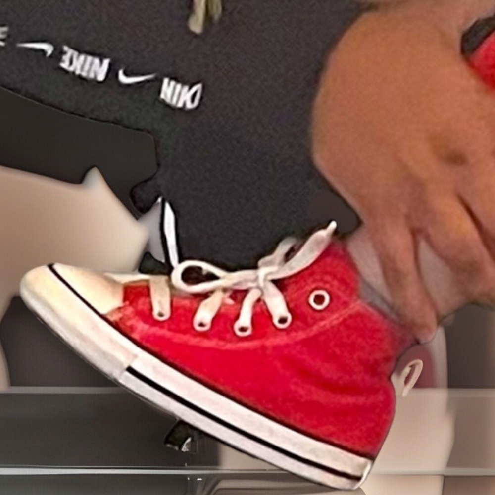 RED CHUCK TAYLOR ALL STAR HIGH TOPS Converse Classic Canvas W//Star Logo Sneaker